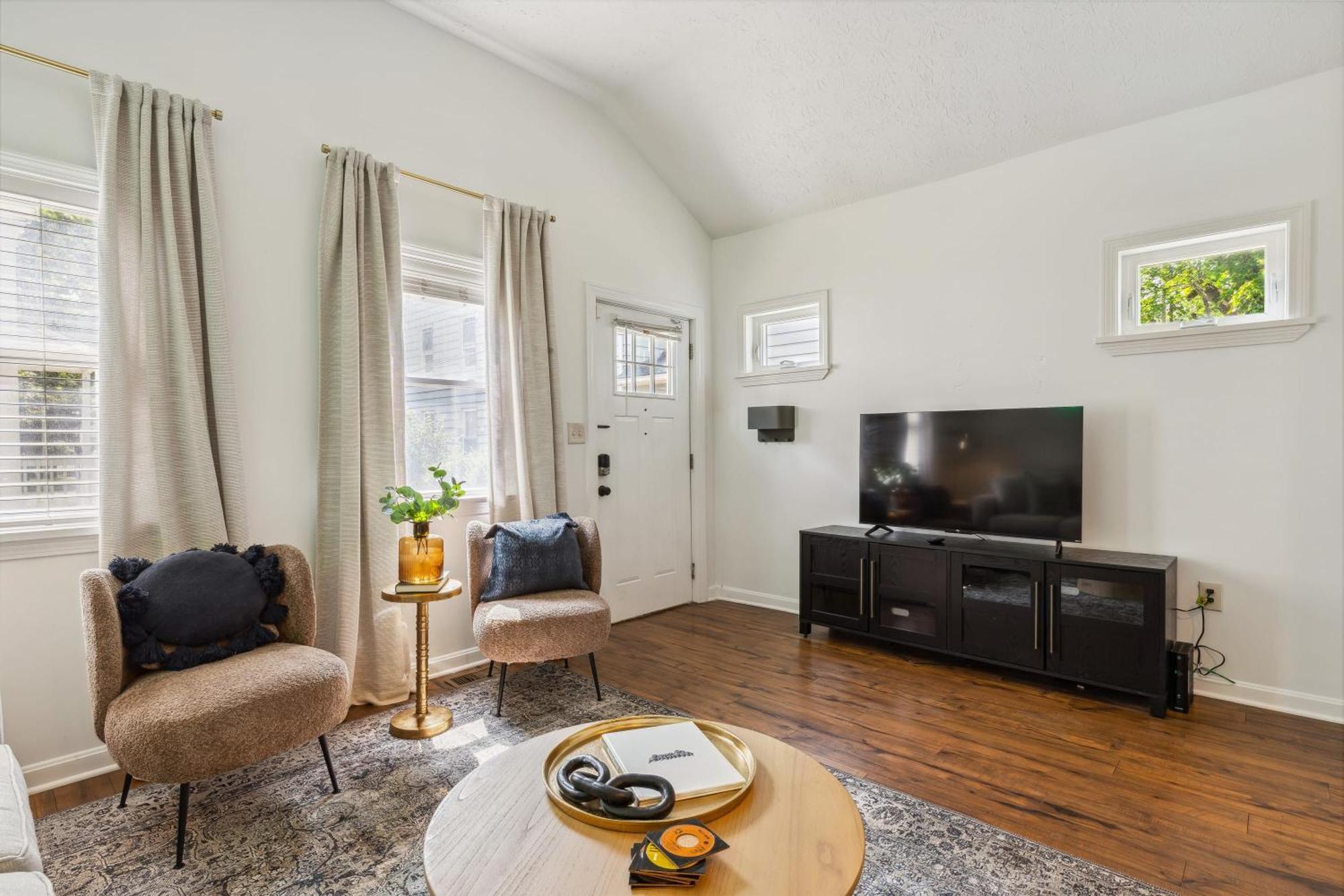 Newly Renovated Tremont Treasure I Cozy + Modern Villa Cleveland Bagian luar foto