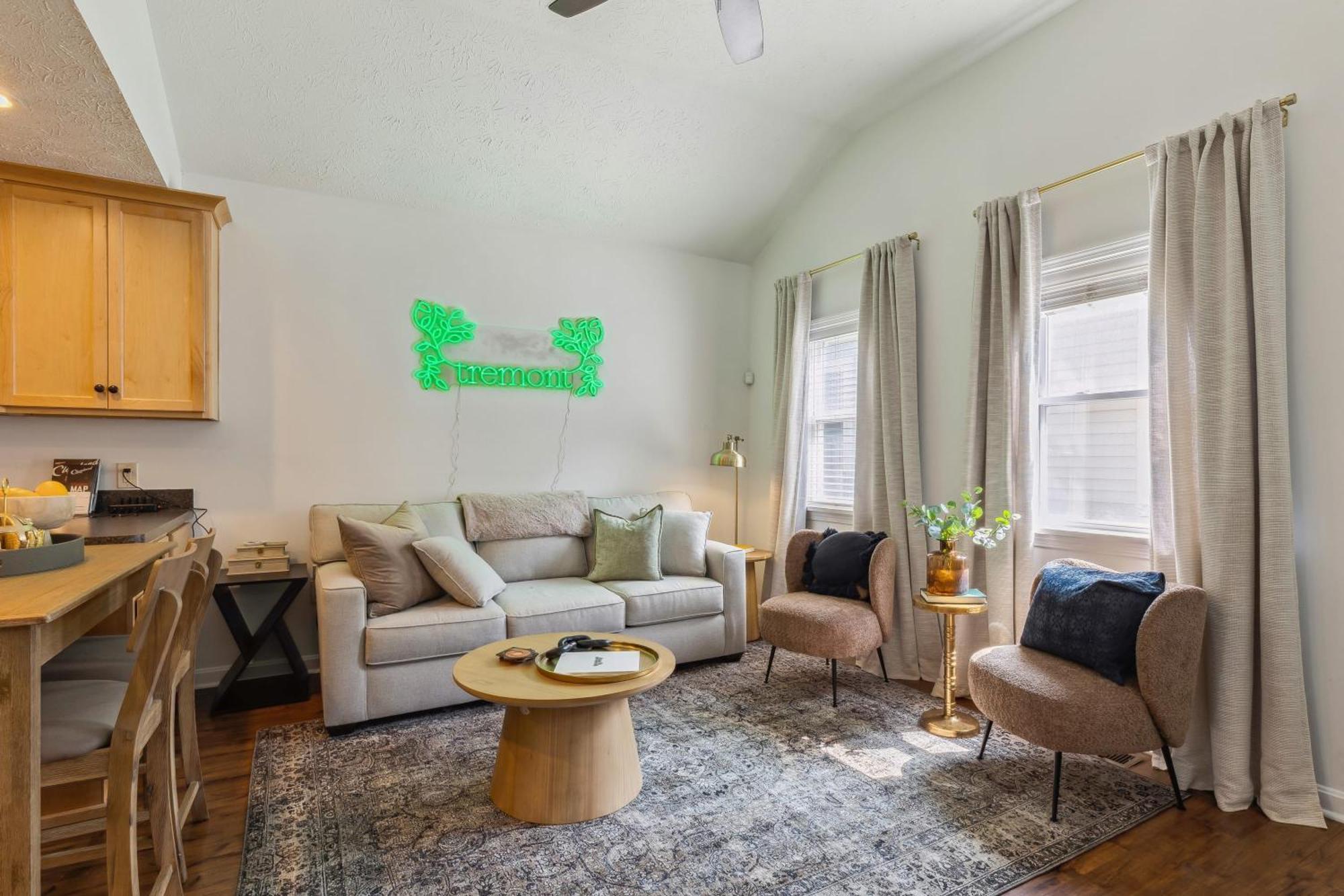 Newly Renovated Tremont Treasure I Cozy + Modern Villa Cleveland Bagian luar foto
