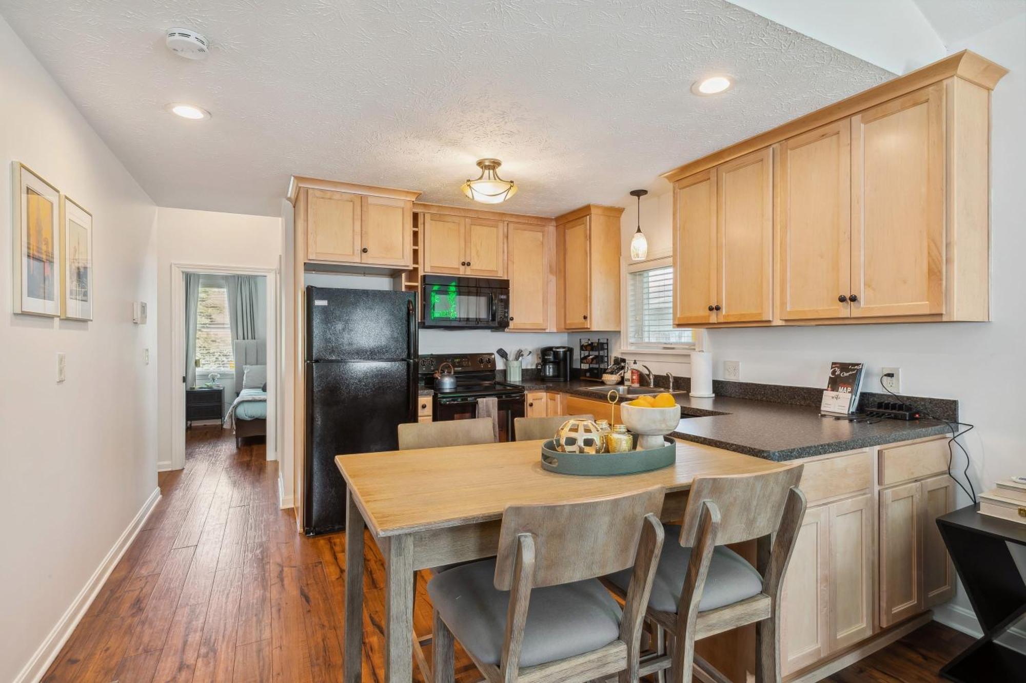 Newly Renovated Tremont Treasure I Cozy + Modern Villa Cleveland Bagian luar foto